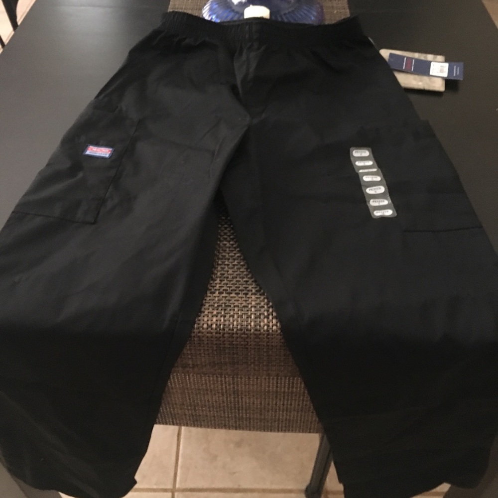 Brand new scrub pants size small petite 3 for 30$